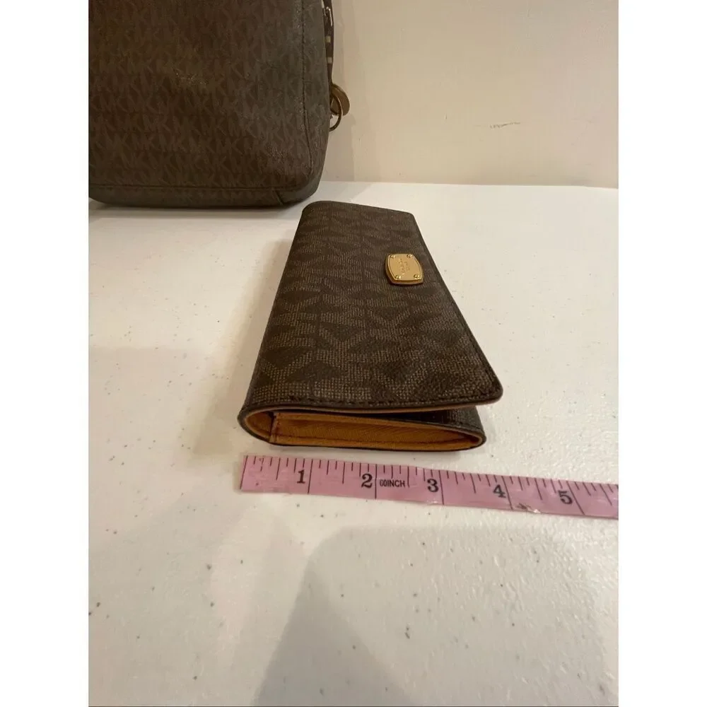 a Michael Kors Jet Set Travel Large Messenger Bag, featuring the brand's signatu